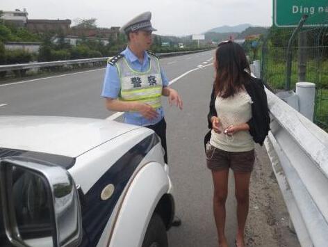 女子穿睡衣上高速 高速路上夫妻吵架屡见不鲜