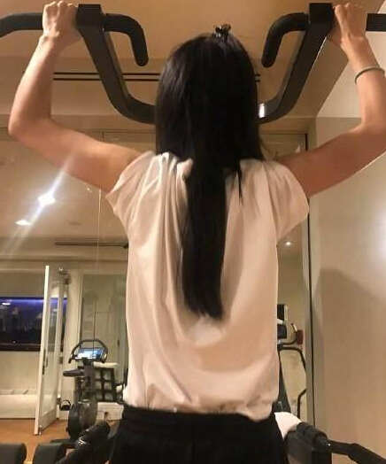 杨颖撩衣晒马甲线 Angelababy是如何做到的?