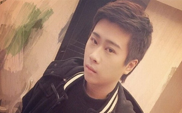 卢本伟最近照片谁有