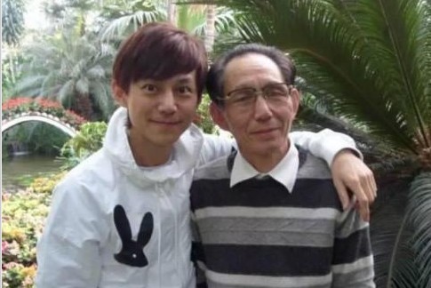 何炅爸爸拖欠工资怎么回事 何炅爸爸是做什么的?