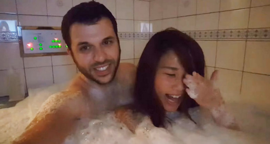 两个老外轮流我一夜 丈夫捉干在床很受伤