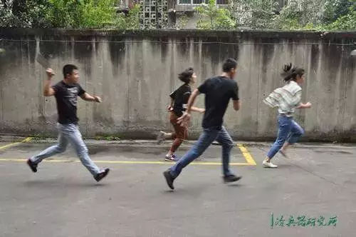 西安公交伤人事件原因经过 遇到持刀凶徒如何自救?