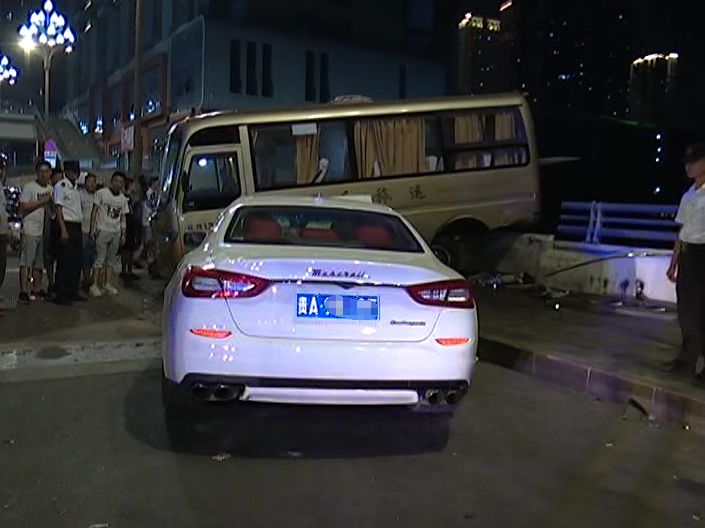 玛莎拉蒂撞中巴车具体原因及经过 现场令人触目惊心