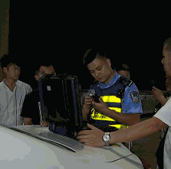 不敢相信!玛莎拉蒂撞中巴成废铁,驾驶员却喊别救我,先救它…