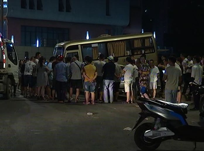 玛莎拉蒂撞中巴车具体原因及经过 现场令人触目惊心