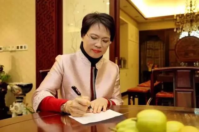 浙江女首富陷危机怎么回事 浙江女首富是谁 周晓光个人简历