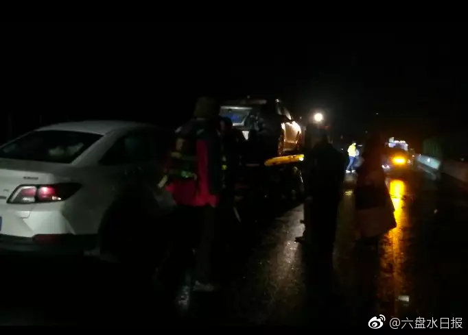 贵州高速连环追尾现场直击 为何高速会发生连环追尾?
