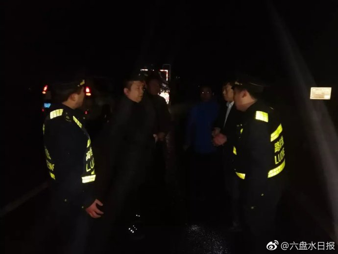贵州高速连环追尾现场直击 为何高速会发生连环追尾?