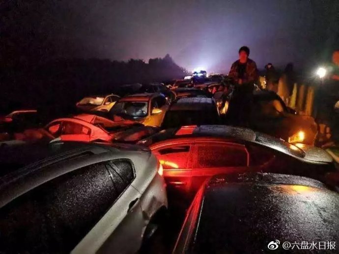 贵州高速连环追尾现场直击 为何高速会发生连环追尾?
