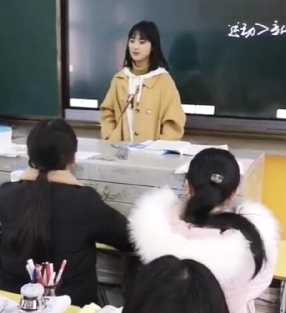 沈月和路人合影怎么回事 沈月母校是哪所高中?