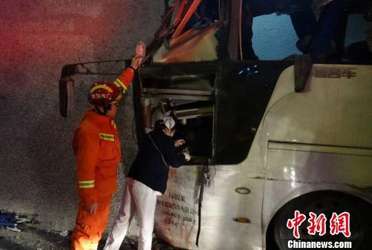 广西隧道大巴车祸原因及经过 遭遇车祸怎么办?