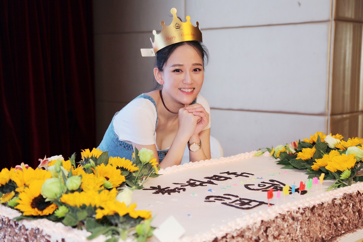 陈乔恩40岁生日 谢娜为陈乔恩庆生关系非同一般!