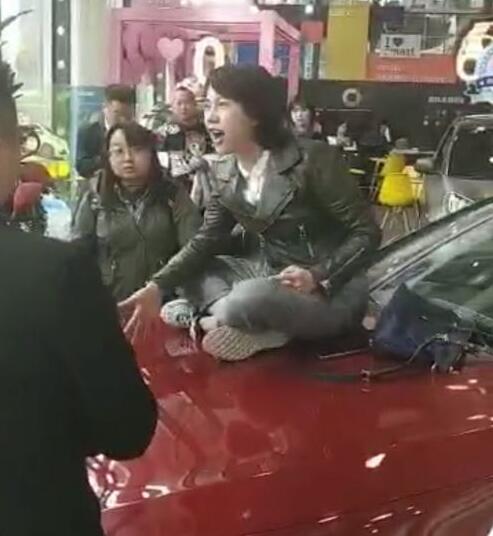 奔驰女车主回应说了什么 奔驰女车主维权事件始末
