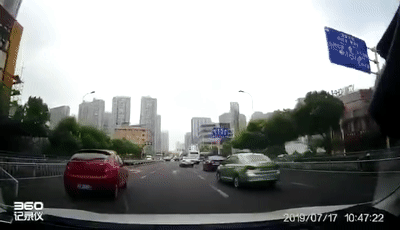 常州奔驰连撞多车怎么回事 事发经过及现场图片曝光