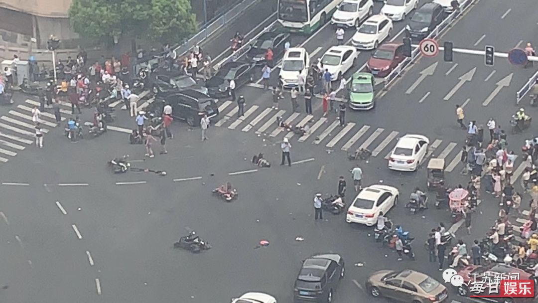 常州奔驰连撞多车怎么回事 事发经过及现场图片曝光