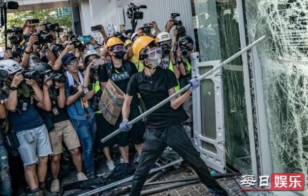 香港机场取消航班是什么原因 购买过机票的乘客们该怎么办?