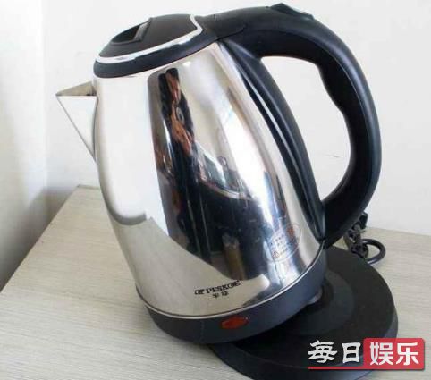水壶内现卫生巾是怎么回事 酒店里的水壶真的可以用吗?