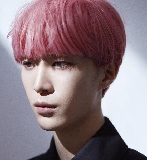 范丞丞粉色頭發是什么梗 盤點那些染過粉色頭發的明星