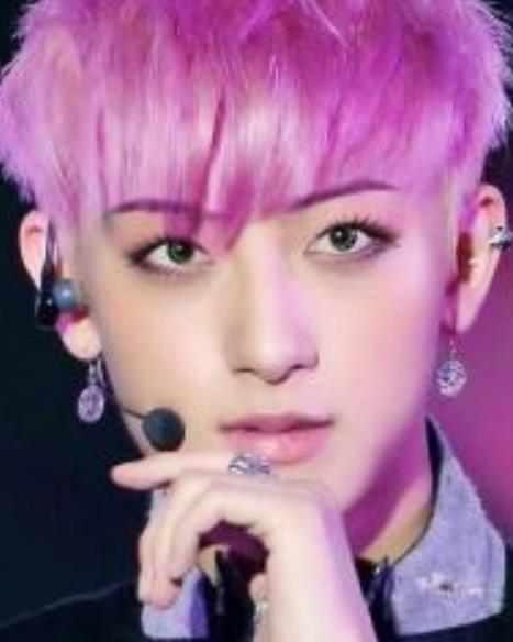 范丞丞粉色頭發是什么梗 盤點那些染過粉色頭發的明星