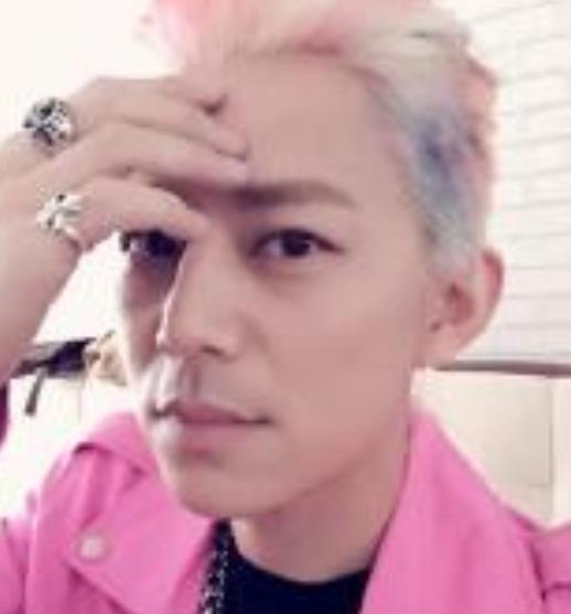 范丞丞粉色頭發是什么梗 盤點那些染過粉色頭發的明星