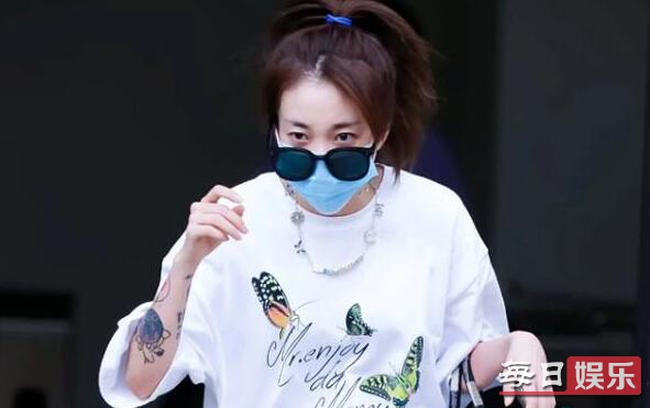 乃万粉丝土味横幅写的是什么