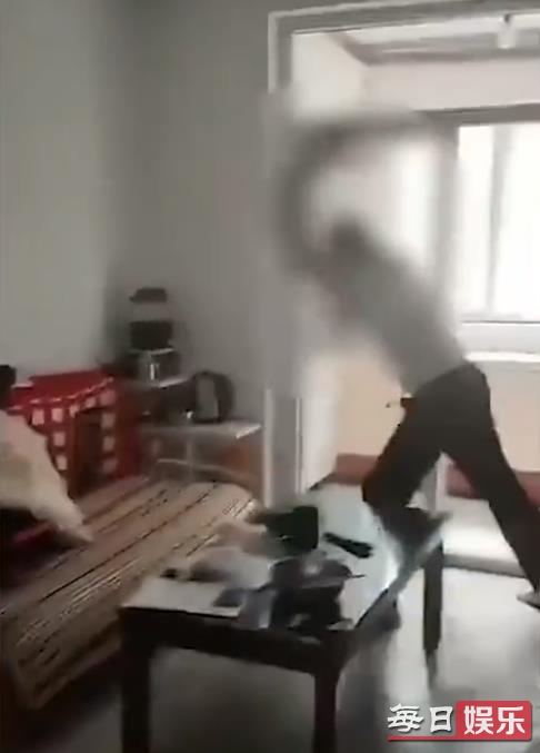 父亲抱摔幼童致死 母亲在旁拍摄 法律应如何处罚他们?