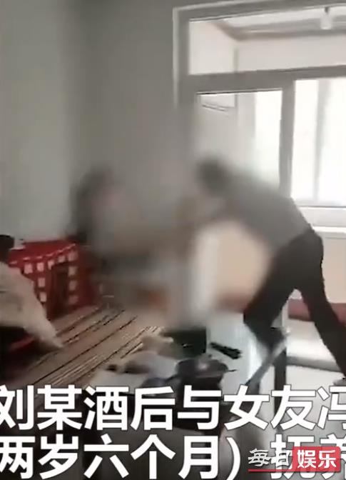 父亲抱摔幼童致死 母亲在旁拍摄 法律应如何处罚他们?